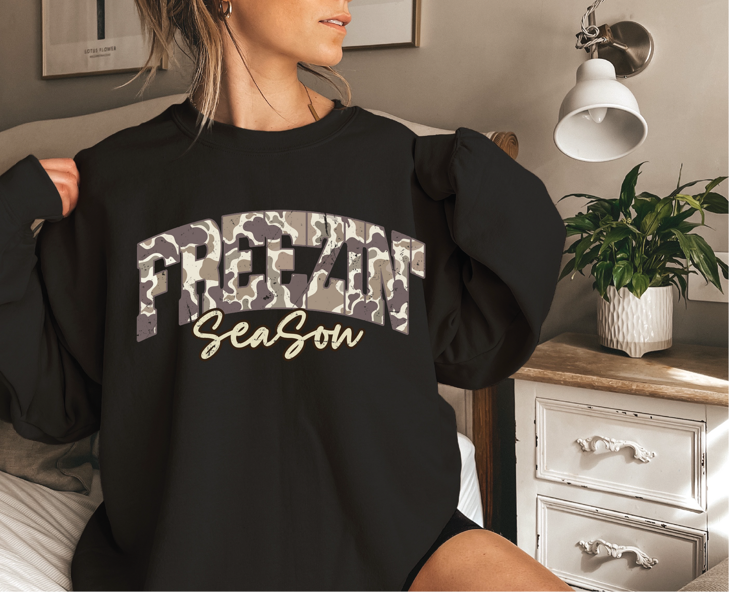 FREEZIN Season Duck Camo - UNISEX Graphic Sweatshirt